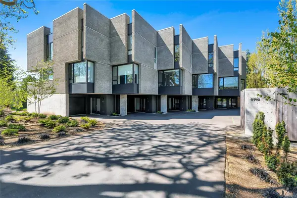 2910 Shelbourne St # 2, Victoria BC V8R 4M6 - 3 bed, 3 bath in Victoria