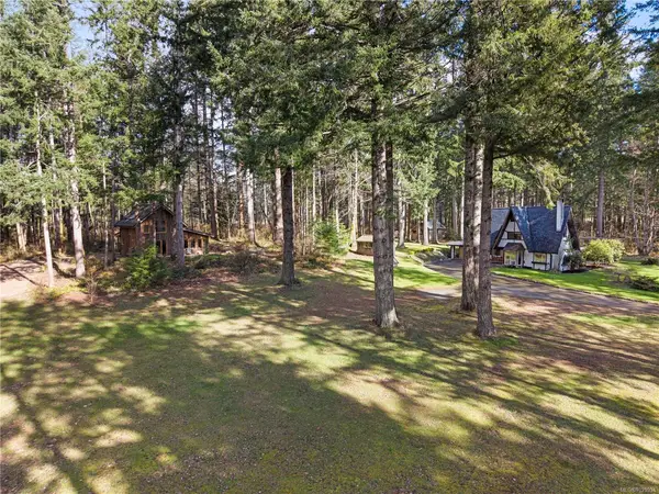 2138 Left Rd, Courtenay BC V9J 1T9 - 5 bed, 4 bath in Courtenay