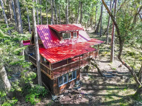 9868 Castle Rd, Pender Island BC V0N 2M3 - 1 bed, 3 bath in Pender Island