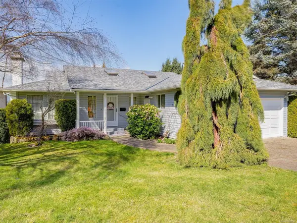 3250 Sedgwick Dr, Colwood BC V9C 3K2 - 5 bed, 3 bath in Colwood