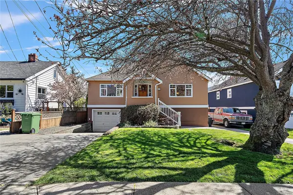 2635 Asquith St, Victoria BC V8R 3Y4