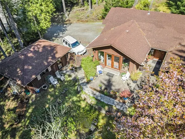 112 Cairns Pl, Salt Spring BC V8K 2K9 - 3 bed, 3 bath in Salt Spring