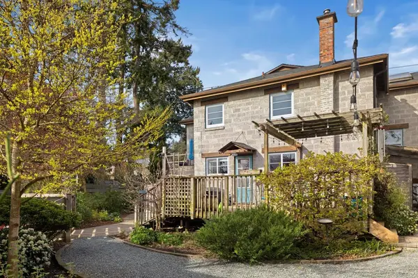 5165 Cordova Bay Rd, Saanich BC V8Y 2K7 - 5 bed, 4 bath in Saanich