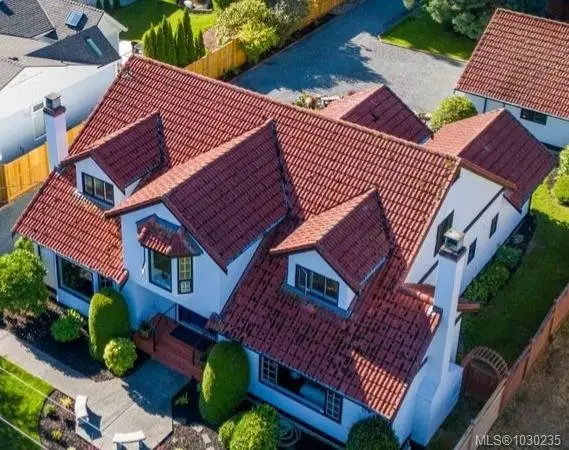 158 Crescent Rd E, Qualicum Beach BC V9K 1L6