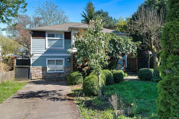 2139 Foul Bay Rd, Saanich BC V8R 5B1 - 4 bed, 3 bath in Saanich