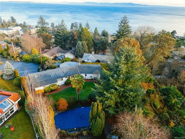 5054 Catalina Terr, Saanich BC V8Y 2A5 - 5 bed, 4 bath in Saanich