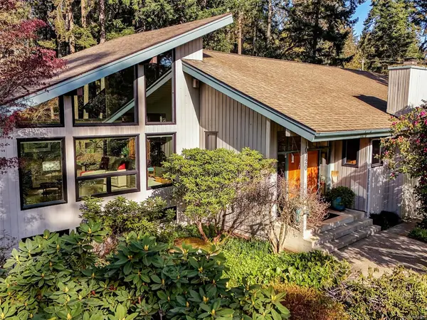 10720 Derrick Rd, North Saanich BC V8L 5M8