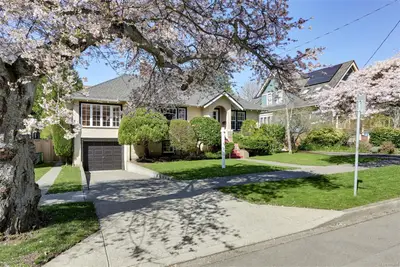 522 Su'it St, Victoria BC V8V 4C4