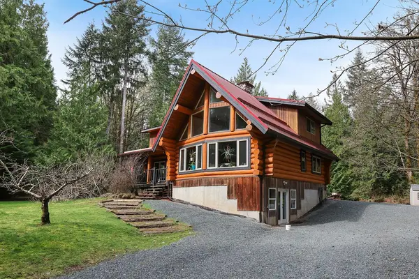 7889 Macartney Dr, Fanny Bay BC V0R 1W0 - 3 bed, 3.0 bath in Fanny Bay