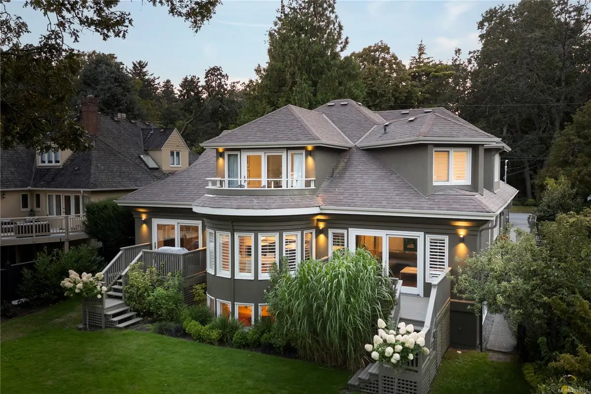 683 Mountjoy Ave, Oak Bay BC V8S 4K8