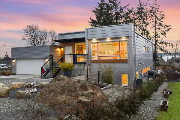 3855-3857 Warren Ave, Royston BC V0R 2V0 - 6 bed, 5.0 bath in Royston