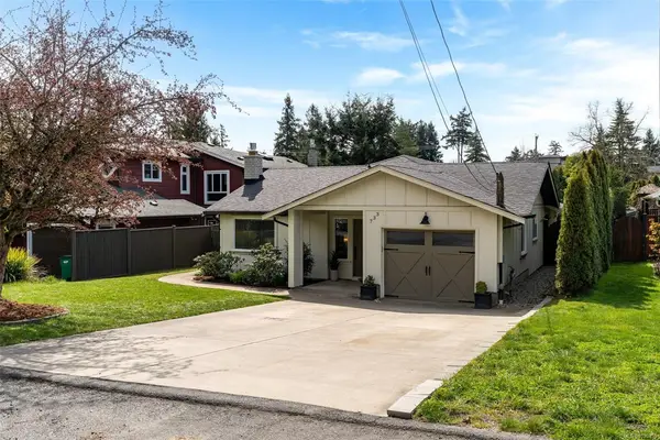 733 Miller Ave, Saanich BC V8Z 3C9 - 3 bed, 2 bath in Saanich