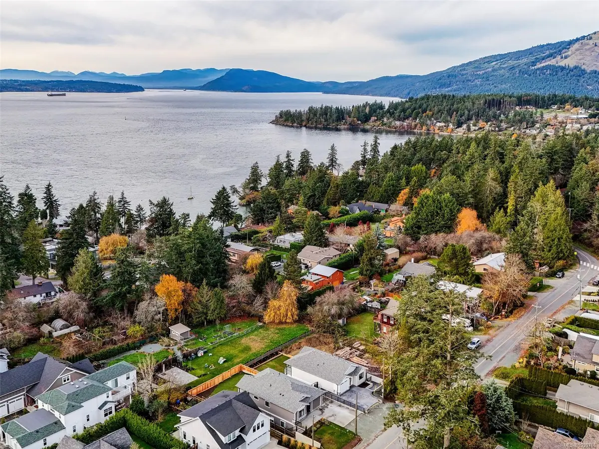 10950 Chalet Rd, North Saanich BC V8L 5M2