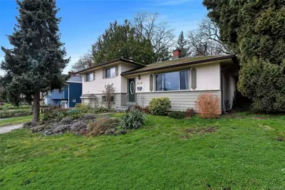 3410 Browning St, Saanich BC V8P 4E1