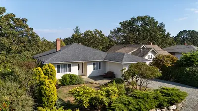 1697 Yale St, Oak Bay BC V8R 5N5