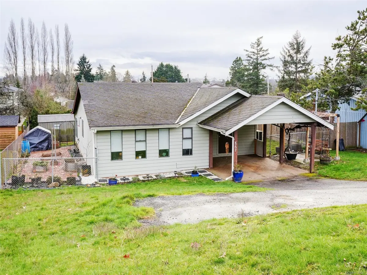 867 McKenzie Ave, Saanich BC V8X 3G4