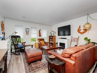 867 McKenzie Ave, Saanich BC V8X 3G4