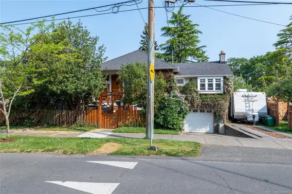 938 Ambassador Ave, Saanich BC V8X 3N1