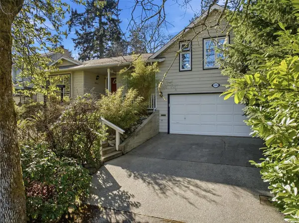 3874 Grange Rd, Saanich BC V8Z 4T5