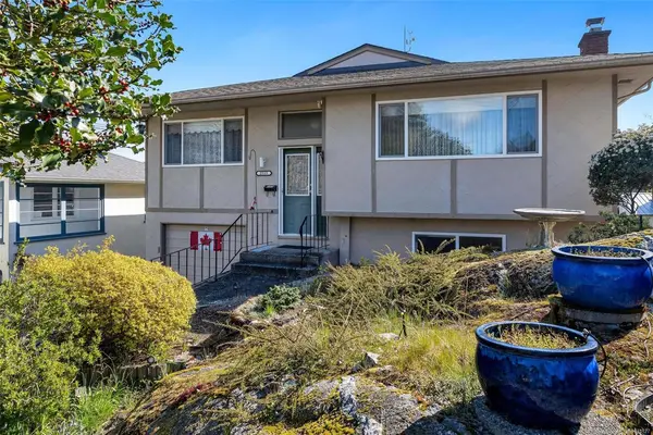 2555 Victor St, Victoria BC V8R 4E1