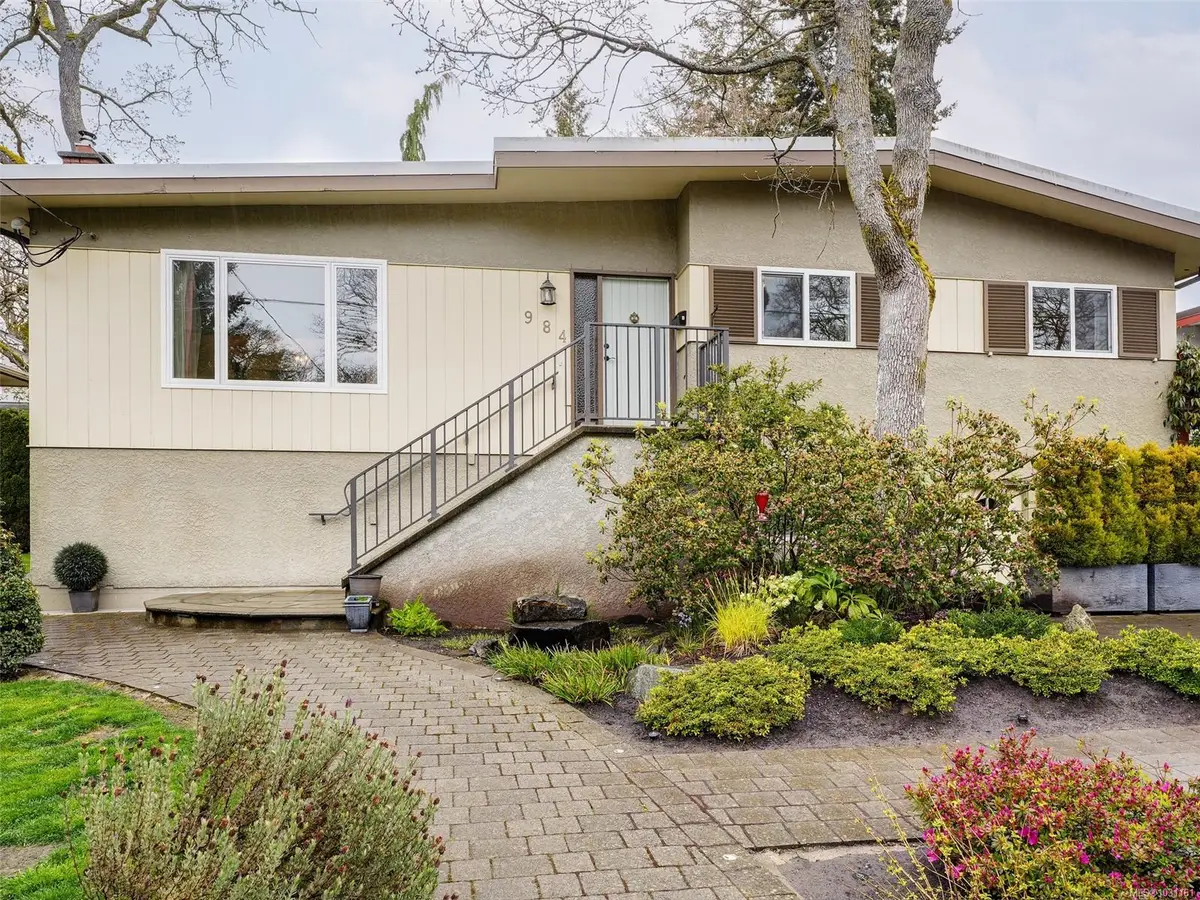984 Brighton Cres, Victoria BC V8S 2G5