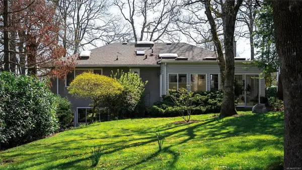 1610 Sonria Pl, Saanich BC V8P 1P4