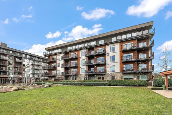 2500 Hackett Cres # 402, Central Saanich BC V8M 0C1