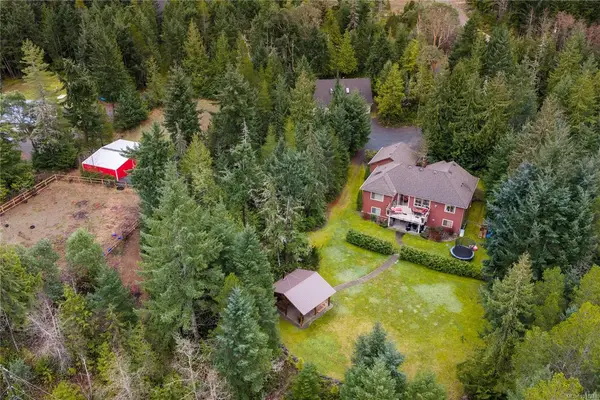 1755 Galvin Pl, Qualicum Beach BC V9K 2V3 - 8 bed, 4 bath in Qualicum Beach