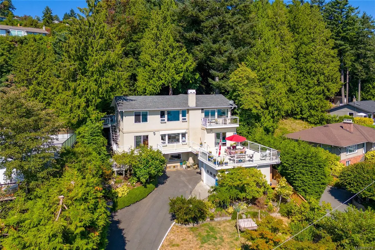 4964 Lochside Dr, Saanich BC V8Y 2E4