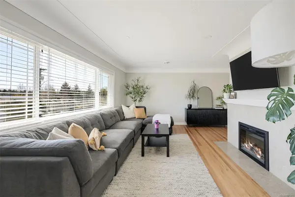 1098 Willow St, Saanich BC V8X 3J9