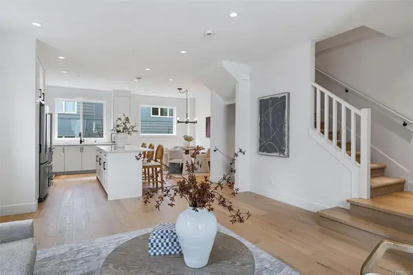 10145 Fifth St # 4, Sidney BC V8L 2X8