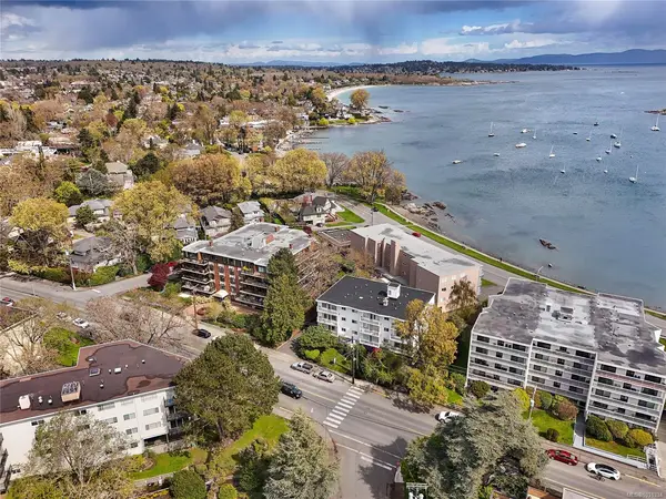 1400 Newport Ave # 102, Oak Bay BC V8S 5K9