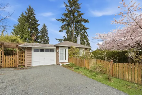 629 Jones St, Qualicum Beach BC V9K 1H2