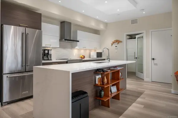 100 Lombardy St # 204, Parksville BC V9P 0G4