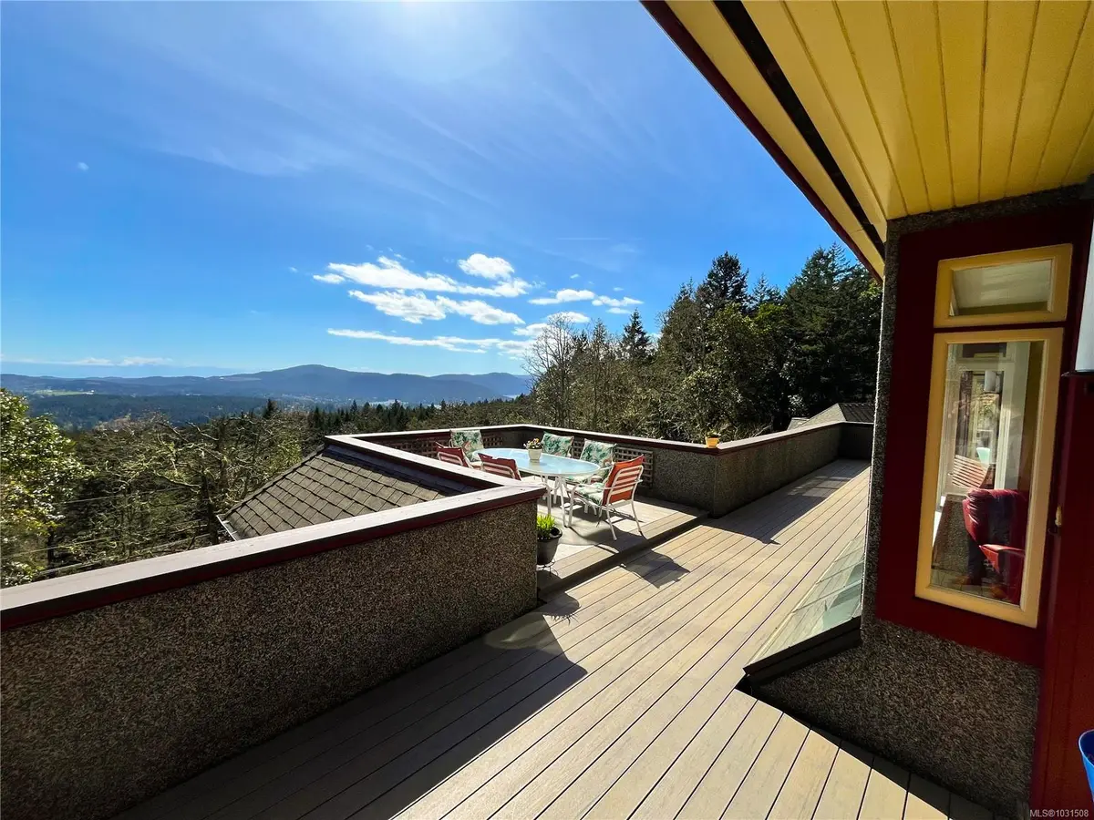 8242 Thomson Pl, Central Saanich BC V8M 1S1
