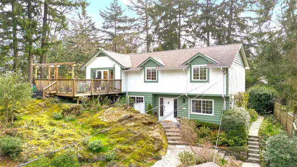 4719 Treetop Hts, Saanich BC V8Y 1E2 - 5 bed, 3.0 bath in Saanich