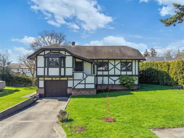 891 Lavender Ave, Saanich BC V8Z 2M6