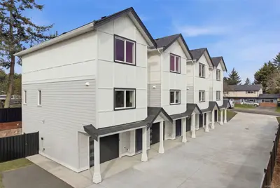 621 Broadway St # 1, Saanich BC V8Z 2G5