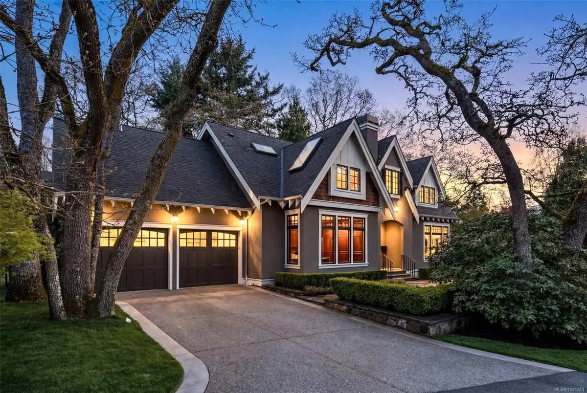 2096 Falkland Pl, Oak Bay BC V8S 4M5