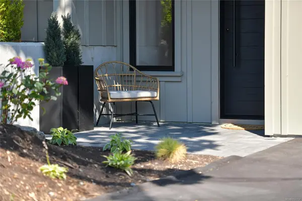 930 Falaise Cres # 3, Saanich BC V8Y 1A3