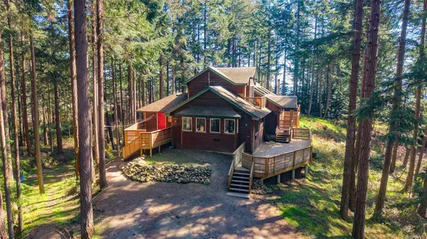 546 & 548 Kinnikinik Way, Comox BC V9M 3V8