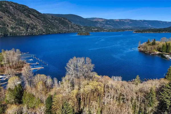 10200 South Shore Rd, Honeymoon Bay BC V0R 1Y0 - 5 bed, 2.0 bath in Honeymoon Bay