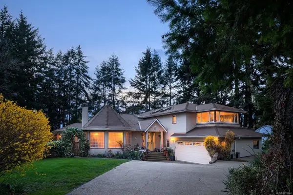 2832 Cadboro Bay Rd, Oak Bay BC V8R 5J9 - 4 bed, 3.0 bath in Oak Bay