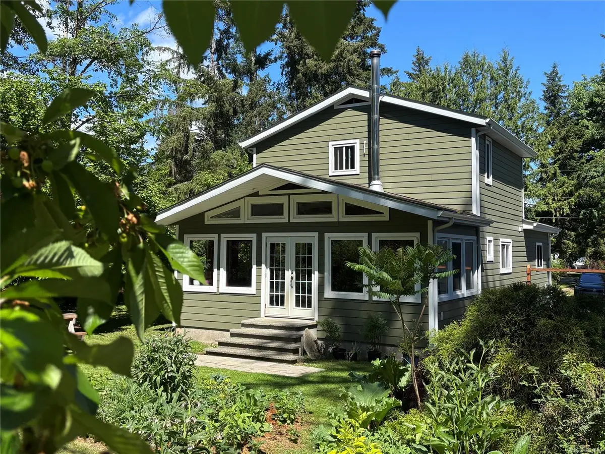 2491 Oakes Rd, Black Creek BC V9J 1J1