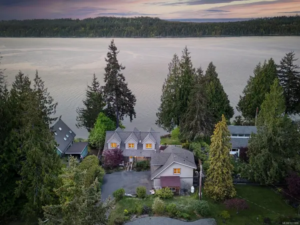 7820 Ships Point Rd, Fanny Bay BC V0R 1W0 - 3 bed, 6.0 bath in Fanny Bay