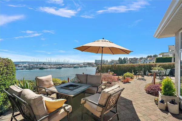 10007 Third St, Sidney BC V8L 3B1 — Pending Sale in Sidney