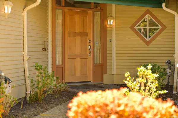 13 - 520 Marsett Pl # 13, Saanich BC V8X 7J1 - 3 bed, 5.0 bath in Saanich