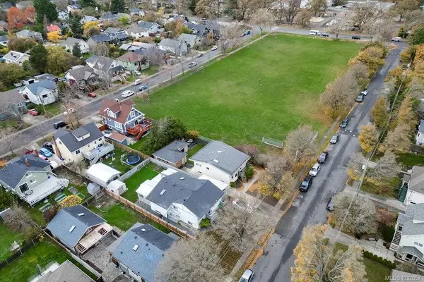 2710 Victor St, Victoria BC V8R 4E4