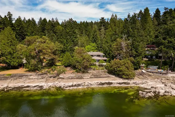 114 Arbutus Rd, Salt Spring BC V8K 1A3 - 3 bed, 3 bath in Salt Spring