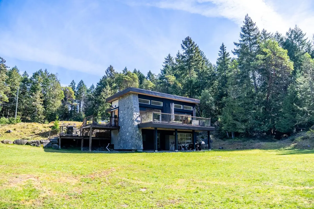 5582 Hooson Rd, Pender Island BC V0N 2M1